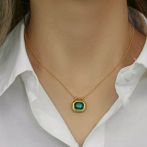 NEW Gold Dainty Snake Chain with Bezel Set Emerald Green Pendant Necklace - Picture 3 of 6